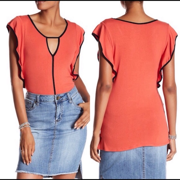 BOBEAU Ruffle Sleeve Contrast Trim Cutout Top in M - Picture 2 of 2